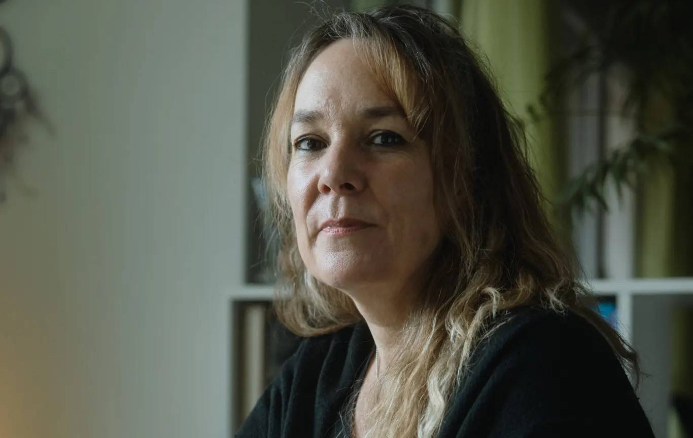 Claudia Schwarz est mère célibataire de trois enfants presque adultes. Elle a vécu longtemps dans la précarité matérielle et décrit les répercussions de la pauvreté sur les relations et la vie quotidienne.