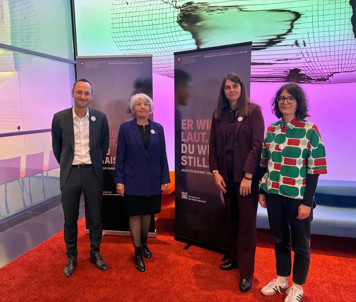 SODK-Präsident Mathias Reynard, BR Elisabeth Baume-Schneider, RR Stephanie Eymann (Mitglied KKJPD) und Anna-Béatrice Schmaltz, Vertreterin der NGOs des Netzwerks Istanbul-Konvention an der Medienkonferenz